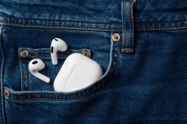 Чи можна залишати AirPods на зарядці на ніч: що кажуть …