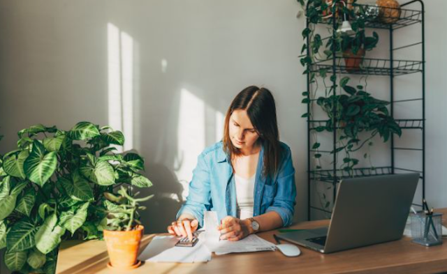 Чи треба українцям платити податки з-за кордону