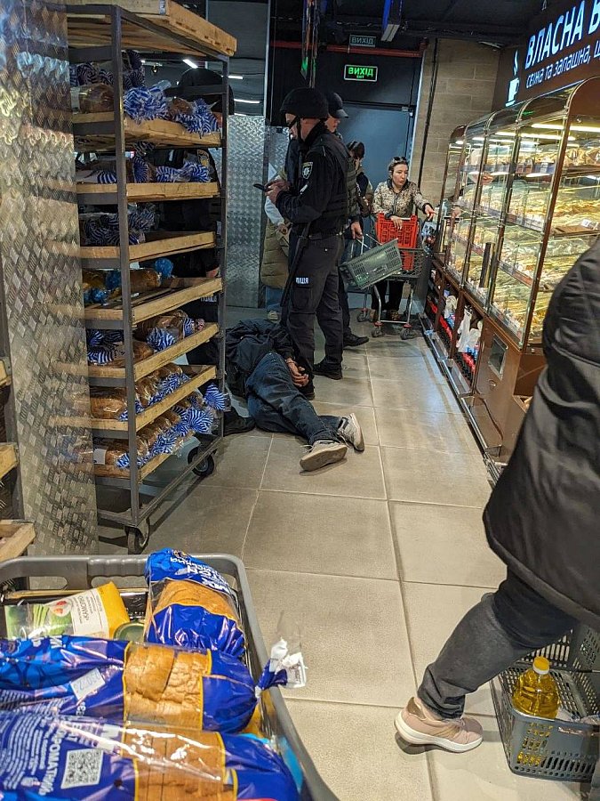 Чоловік прийшов зі зброєю до АТБ у Вознесенську – фото …
