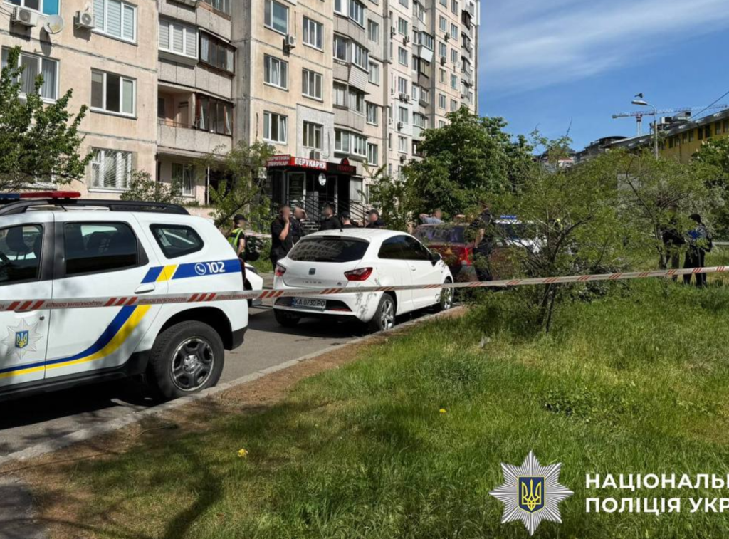 Чоловік у Києві випав з висотки