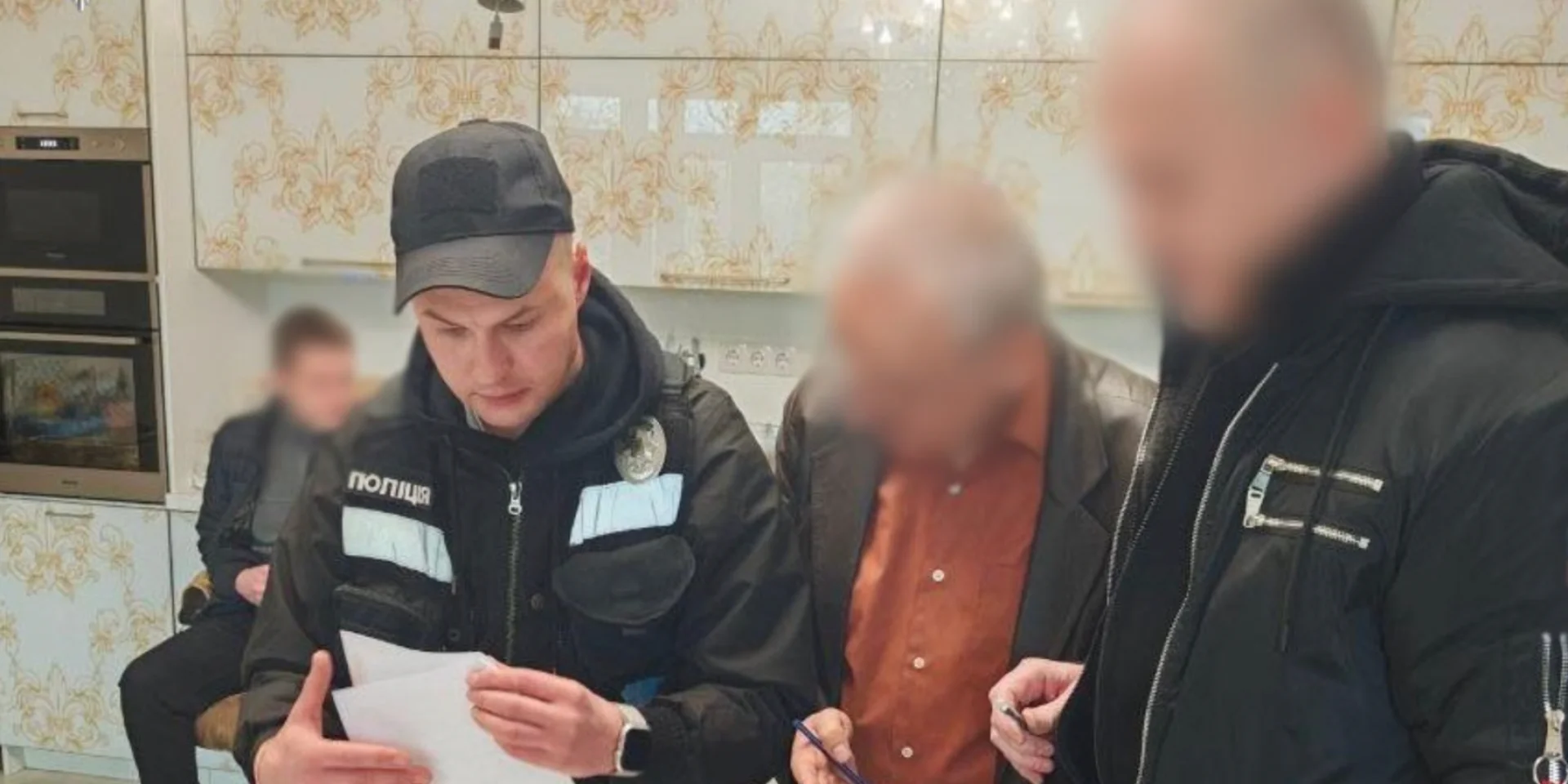 Чоловік у Києві, прикидаючись співробітником СБУ, звинувачував пенсіонерів у фінансуванні …