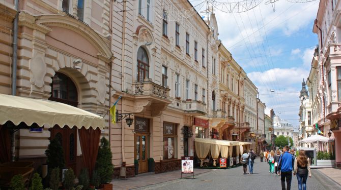 Чоловік із Молдови грає українські пісні на плівці від фотоапарата …