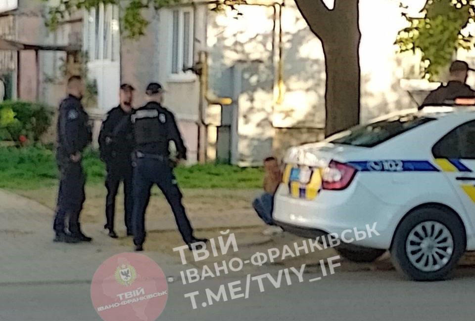Чоловік із ножем налякав містян в Івано-Франківську