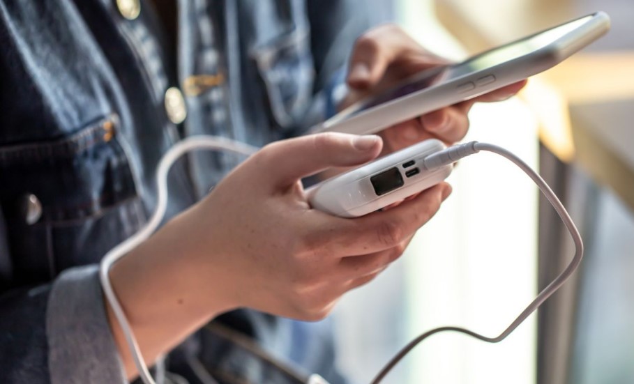 Чому не можна використовувати смартфон під час зарядки: 3 головні …
