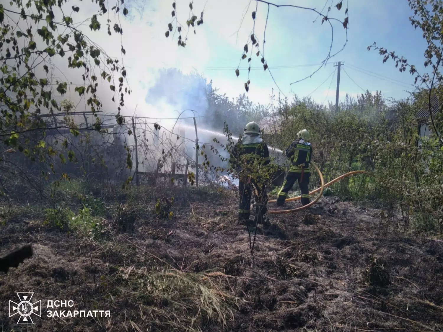 Чопські рятувальники ліквідували пожежу, що виникла через спалювання сухої рослинності