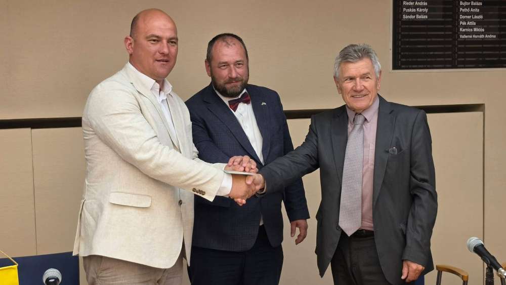 Чортківська громада отримала автомобіль від партнерів з угорського міста Айка