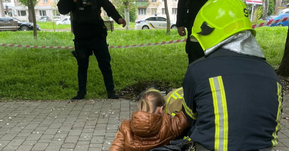 Чотири метри під землю за мить: в Одесі дитина провалилася …
