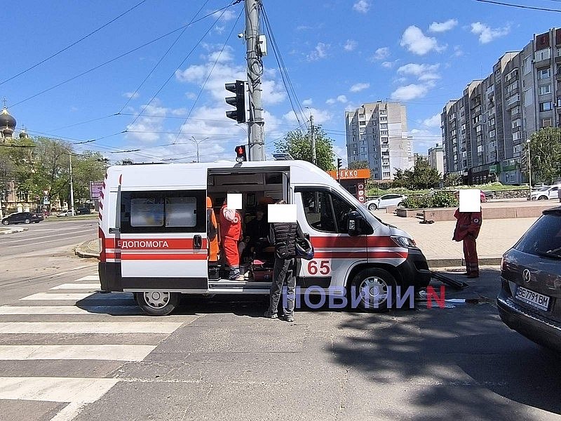 Швидка допомога та мотоцикліст зіткнулися на перехресті у центрі Миколаєва: …
