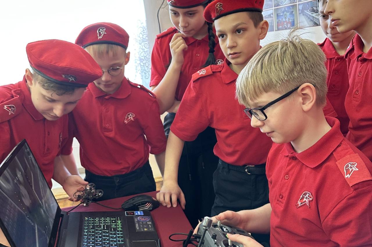 Школярів з окупованої Луганщини готують до війни разом з російськими …