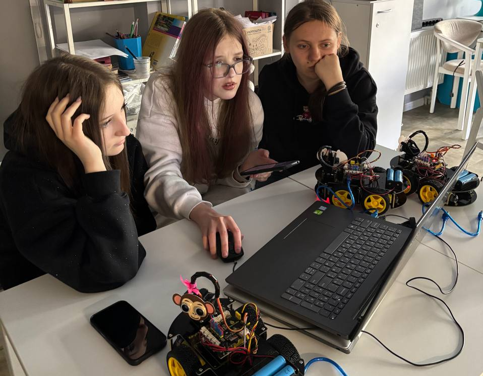 Роботи, Arduino і 3D-сканування: діти з Запорізької області навчалися у …