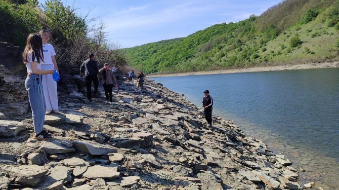 Школярі з Сокирянщини прибрали берег Дністра в межах національного парку