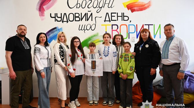 Школярі і ветерани Буковини вишили орнамент для всеукраїнського рушника єдності
