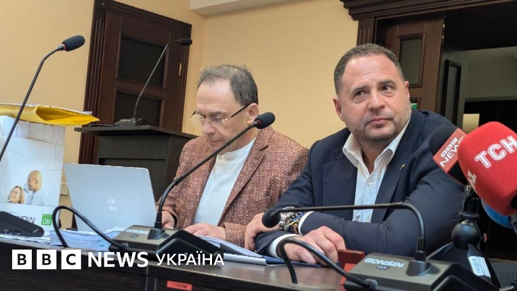 Штовханина, тривога і Єрмак: що відбувається у суді з екскерівником …
