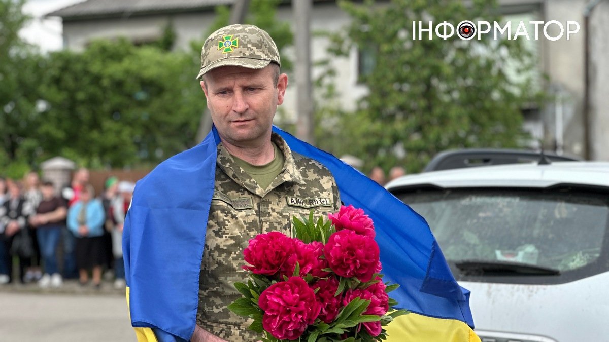 Щемлива зустріч звільненого з полону захисника Володимира Бойчука у рідному …