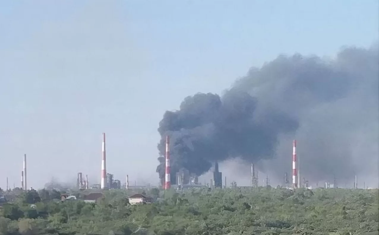 “Ще одна далекобійна санкція”: Зеленський підтвердив удар по Сизранському НПЗ …