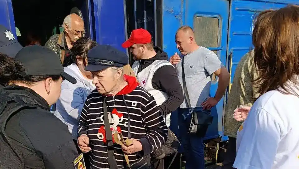Ще 20 людей із зони бойових дій знайшли прихисток на …