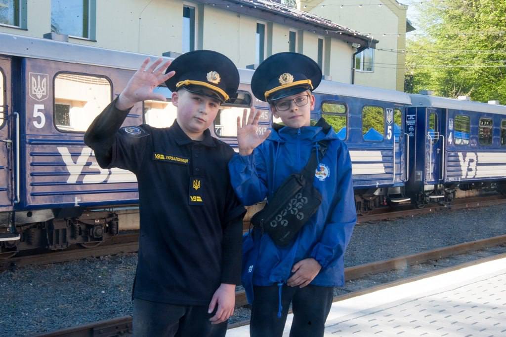Ювілейний сезон Львівської дитячої залізниці потішив відвідувачів новинками: ретро-вагон, нові …