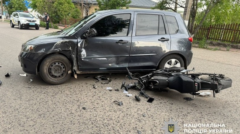Юний скутерист у лікарні: на Кіровоградщині Mazda «підрізала» 14-річного підлітка