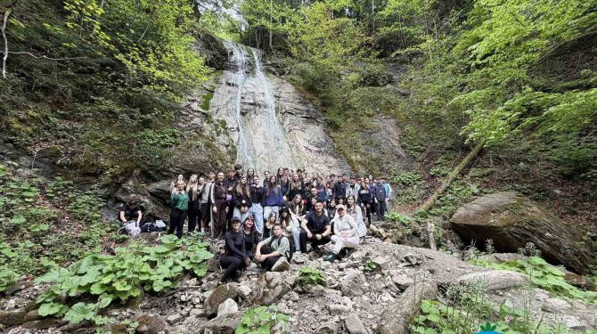 Юні краєзнавці Вижницького району пройшли Смугарськими водоспадами на честь загиблого …