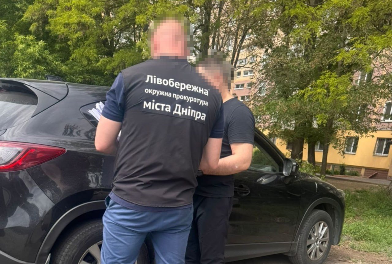 Юрист із Дніпра відправляв зброю через пошту на замовлення