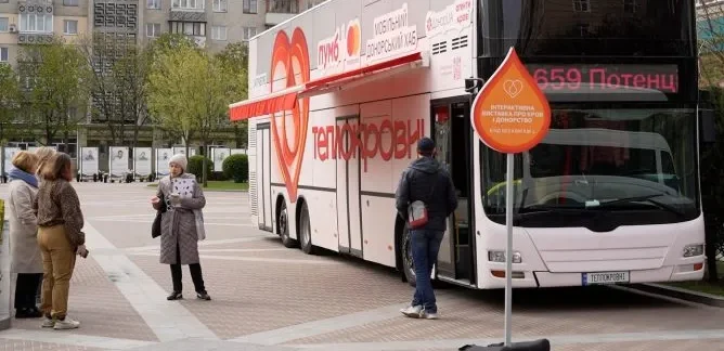 Як жителі Ірпеня здавали кров у пересувному донорському центрі «Теплокровні»