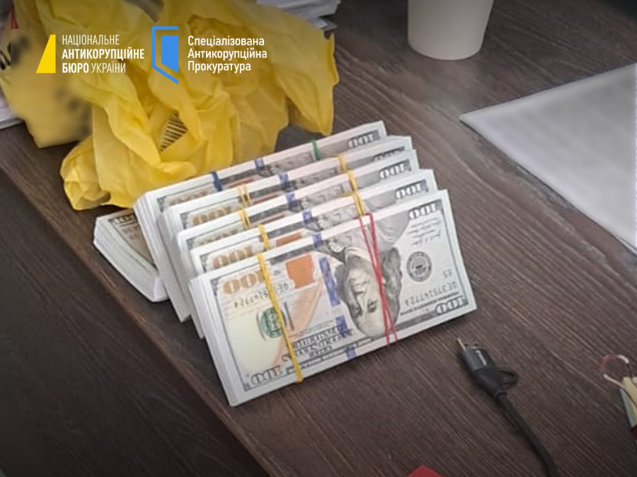Начальника слідчого відділу СБУ та його підлеглого викрили на хабарі …