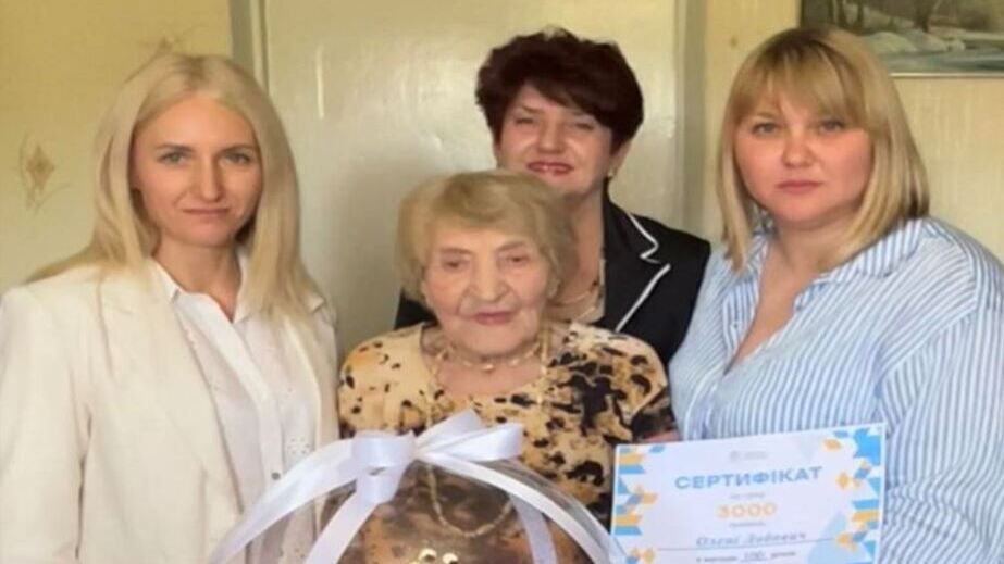 100-річний ювілей: у Запоріжжі привітали ветеранку медичної служби