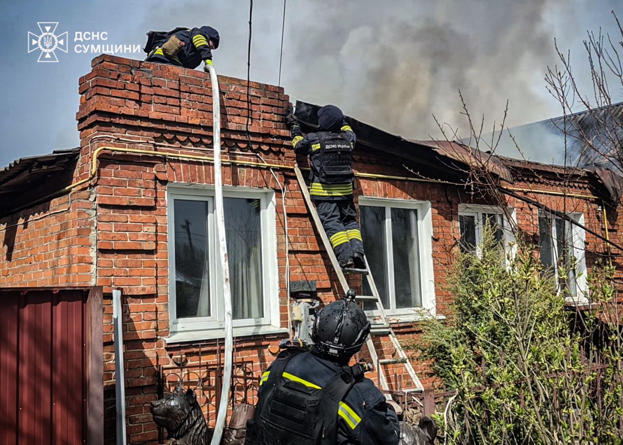 У Сумському районі рятувальники ліквідували пожежу під ворожим ударом