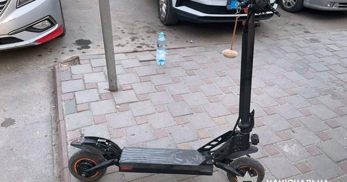 11-річний хлопчик упав з електросамоката в Хмельницькому. Дитина загинула
