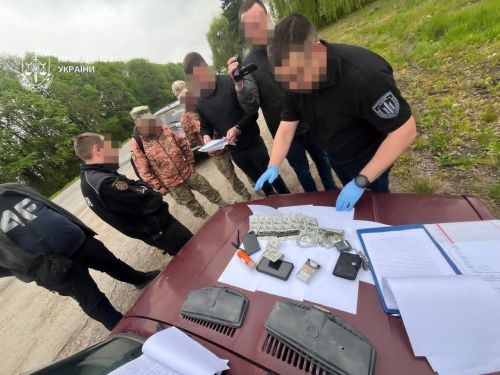 1200 доларів за «невідкриття» справи: на Тернопільщині затримали працівника поліції …