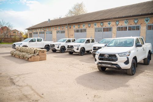 Вінничина передала військовим партію пікапів Toyota Hilux
