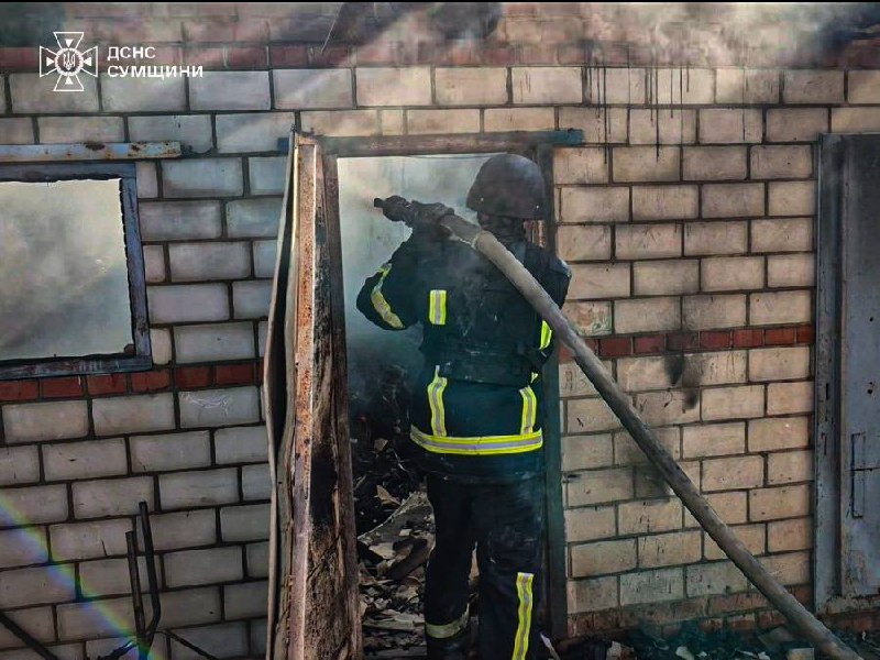 У Сумах рятувальники гасили пожежу після ворожого удару (відео)