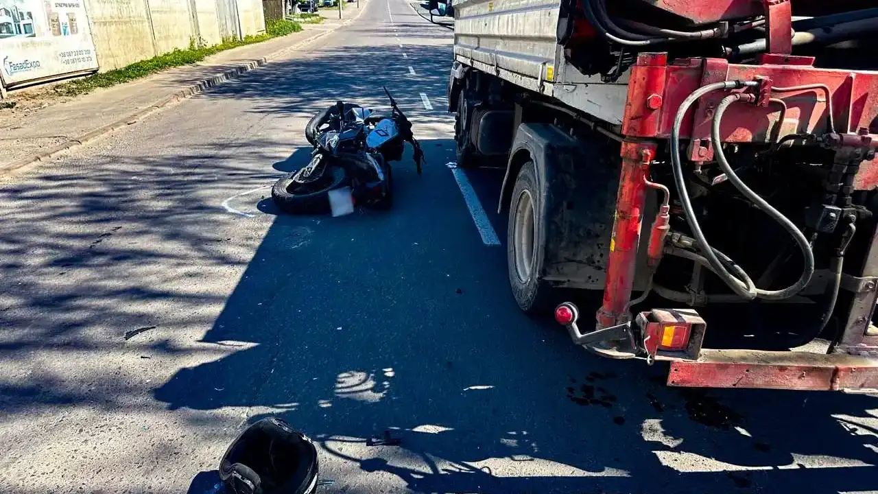 18-річний рівнянин на мотоциклі протаранив три авто у Рівному