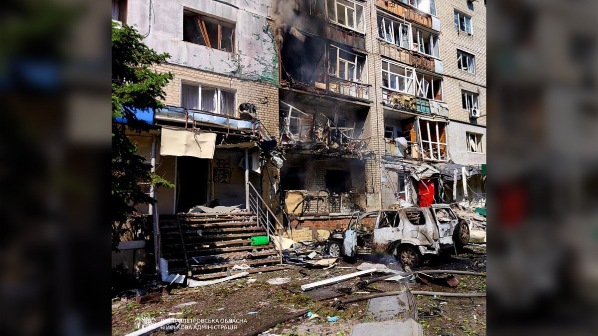 18-річного хлопця забрала “швидка”: росіяни понівечили багатоповерхівку у Павлограді