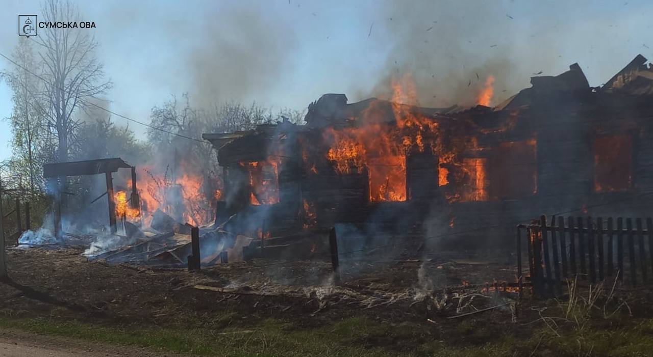 На Сумщині ворожі дрони атакували цивільний автомобіль та житловий будинок: …