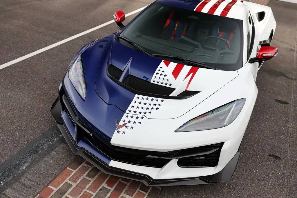 Chevrolet Corvette очолить пелотон Indy 500 у яскравій лівреї
