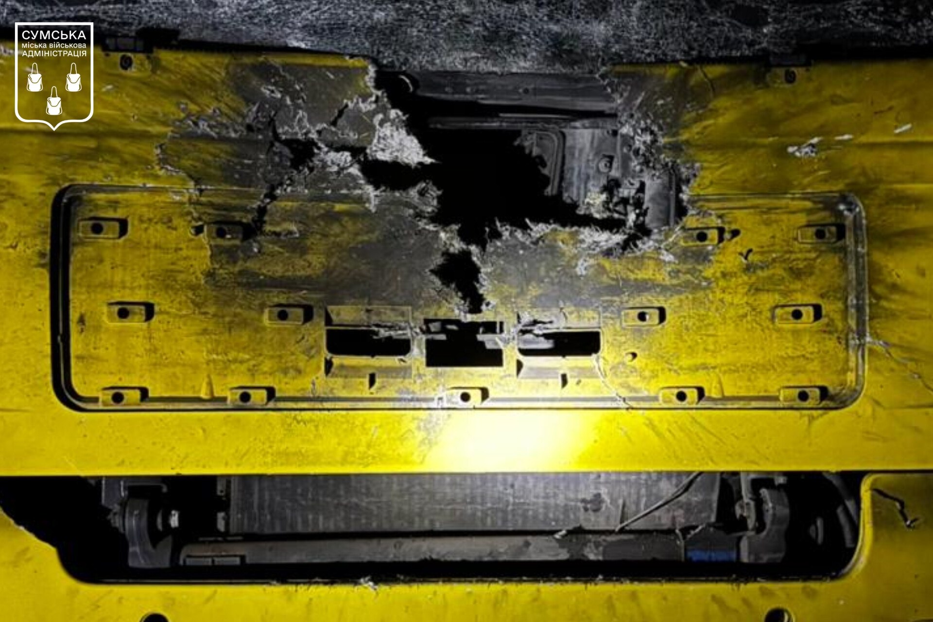 У Сумах ворожий дрон поцілив у вантажівку