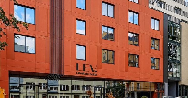 35-річний чоловік загинув після падіння з тераси готелю у Львові