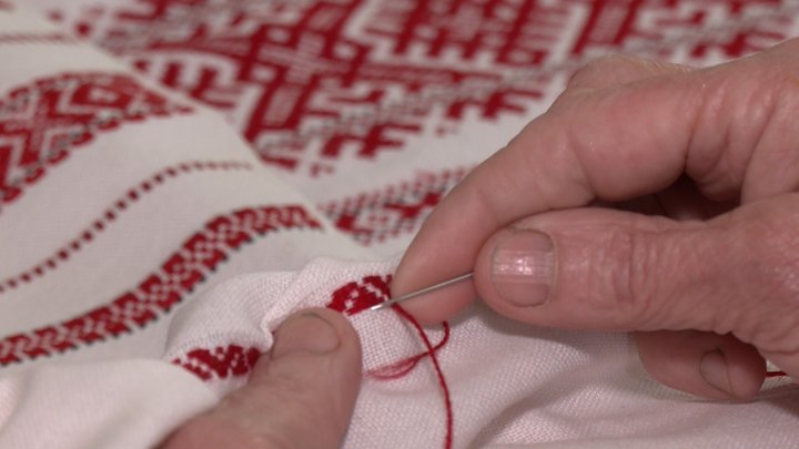 500 рушників та не менше 200 сорочок вишила технікою занизування …