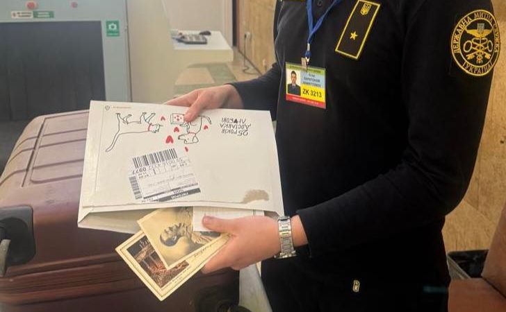 53-річна мешканка Києва намагалася перевезти до Німеччини листівки 1930-х років …