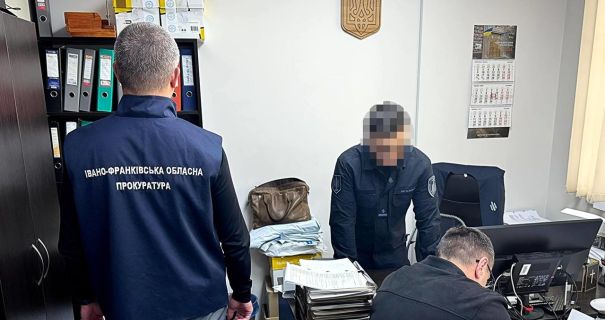 $5 тис. за "кришування" бізнесу: на Прикарпатті затримали керівника слідчого …