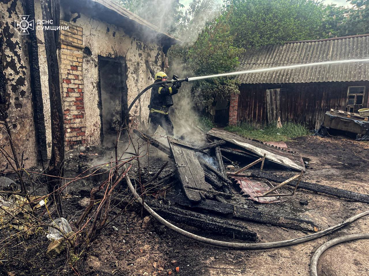 На Лебединщині вогнеборці ліквідували загоряння в житловому секторі
