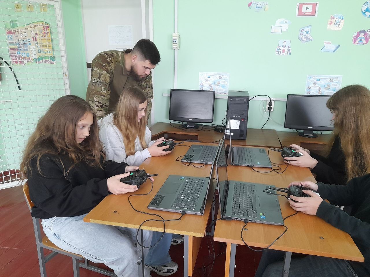 Учнів Сигнаївського ліцею навчали основам БПЛА та першої допомоги