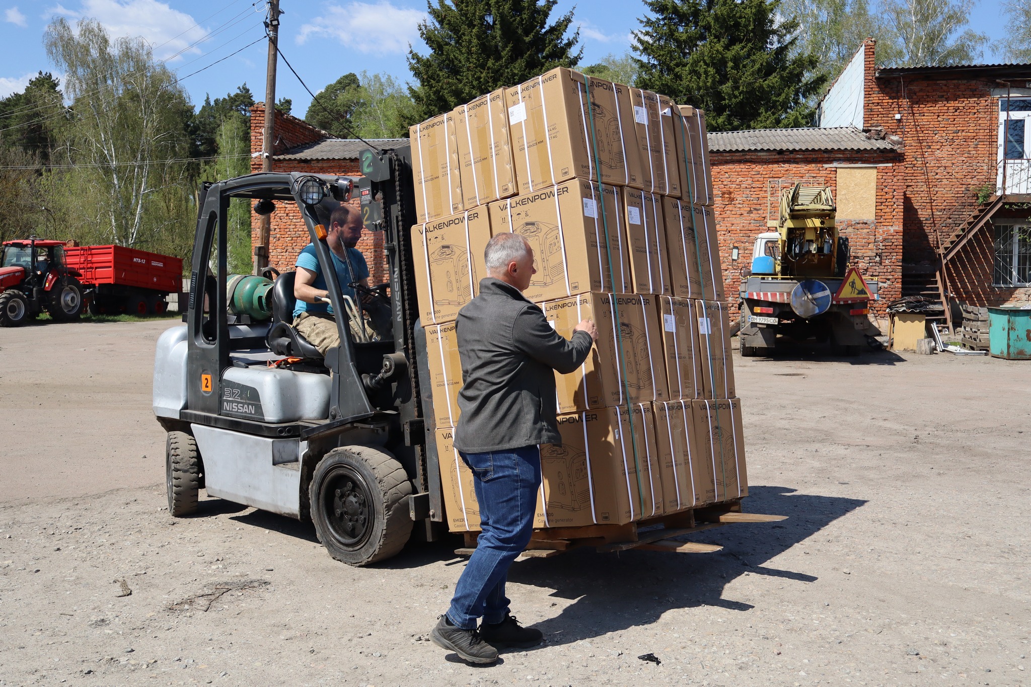 Нідерландські волонтери передали Тростянецькій громаді 27 генераторів