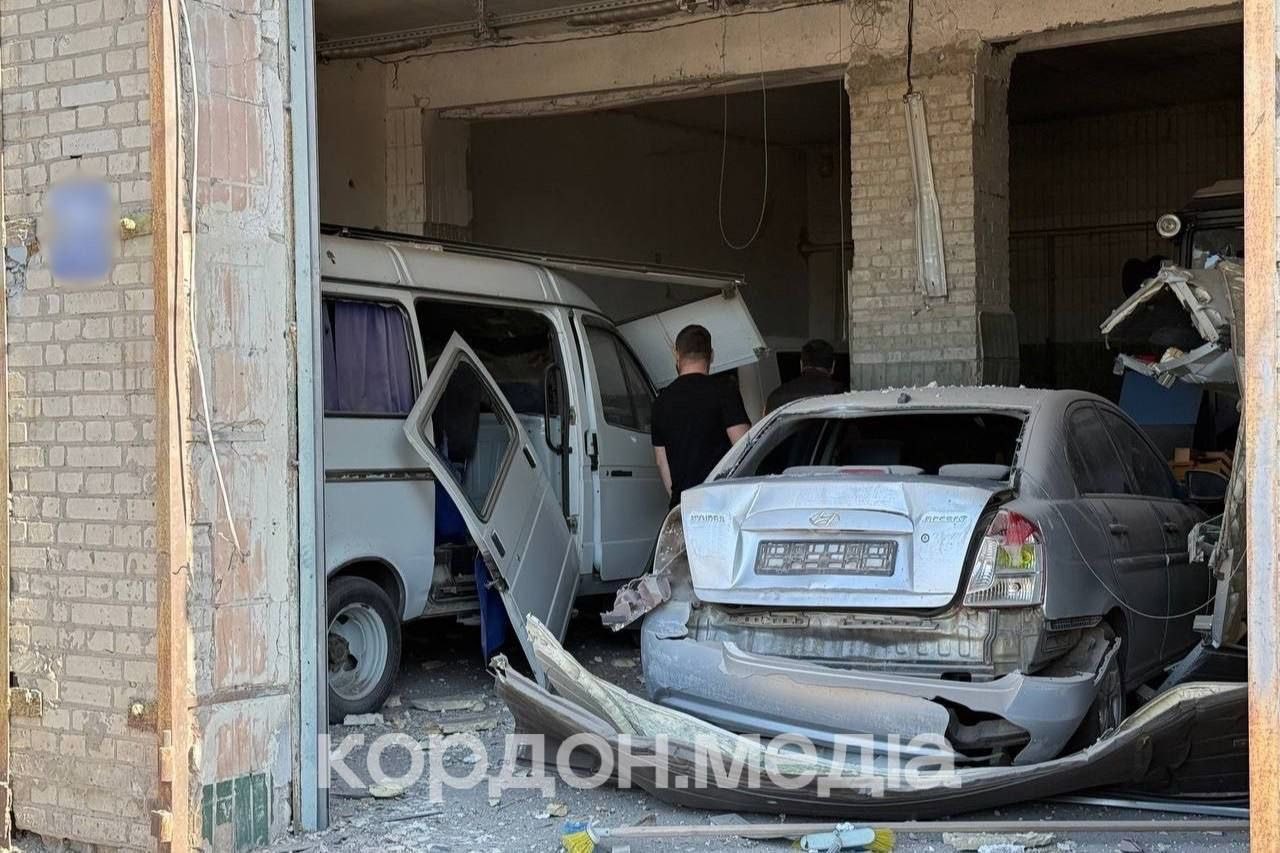 Авіаудар по Сумах: пошкоджено близько 20 автомобілів та майно університету