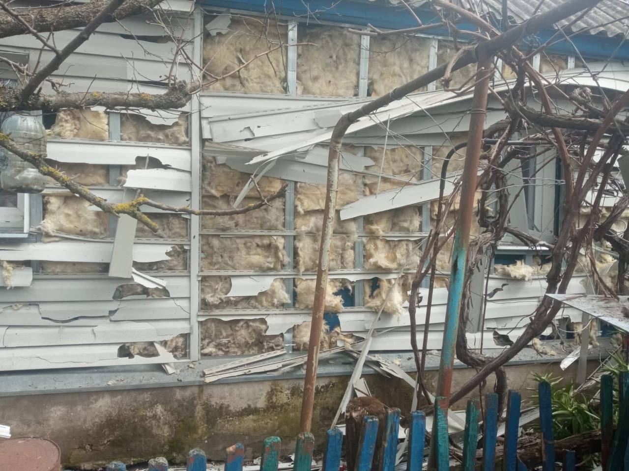 Обстріли Новослобідської громади: пошкоджено шість будинків та три автівки