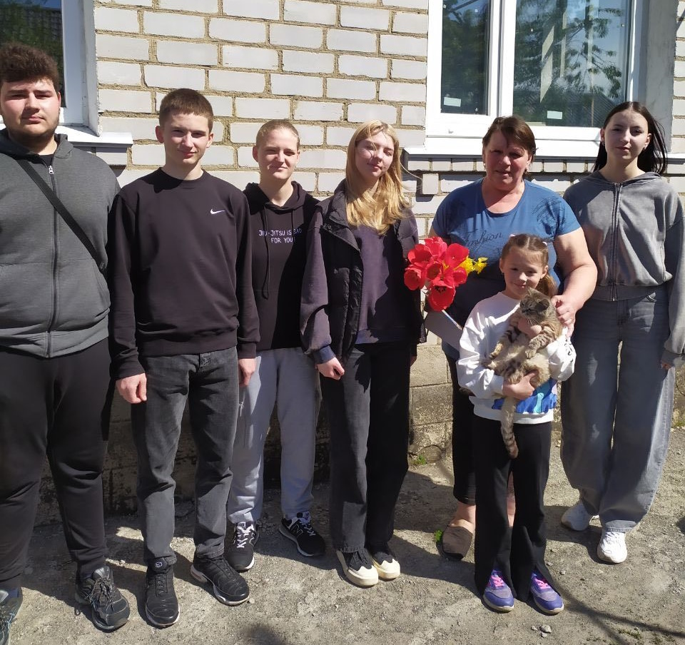 Напередодні Дня матері учні шполянського ліцею відвідали матерів полеглих захисників