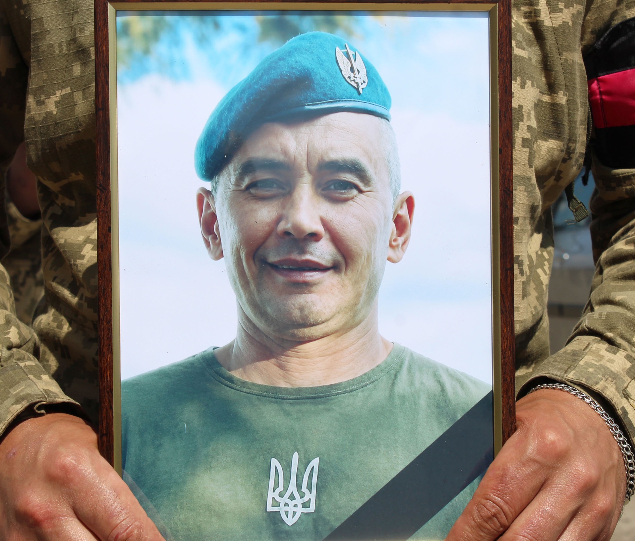 Лебединська громада попрощалася із захисником України Євгенієм Гапоновим