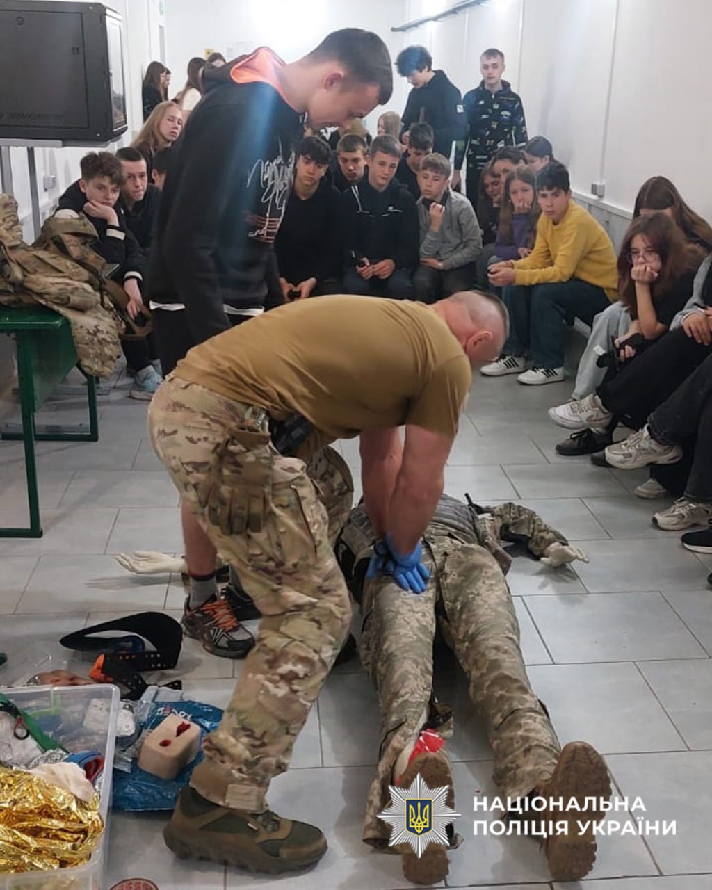 У Тальному військові навчали школярів надавати домедичну допомогу