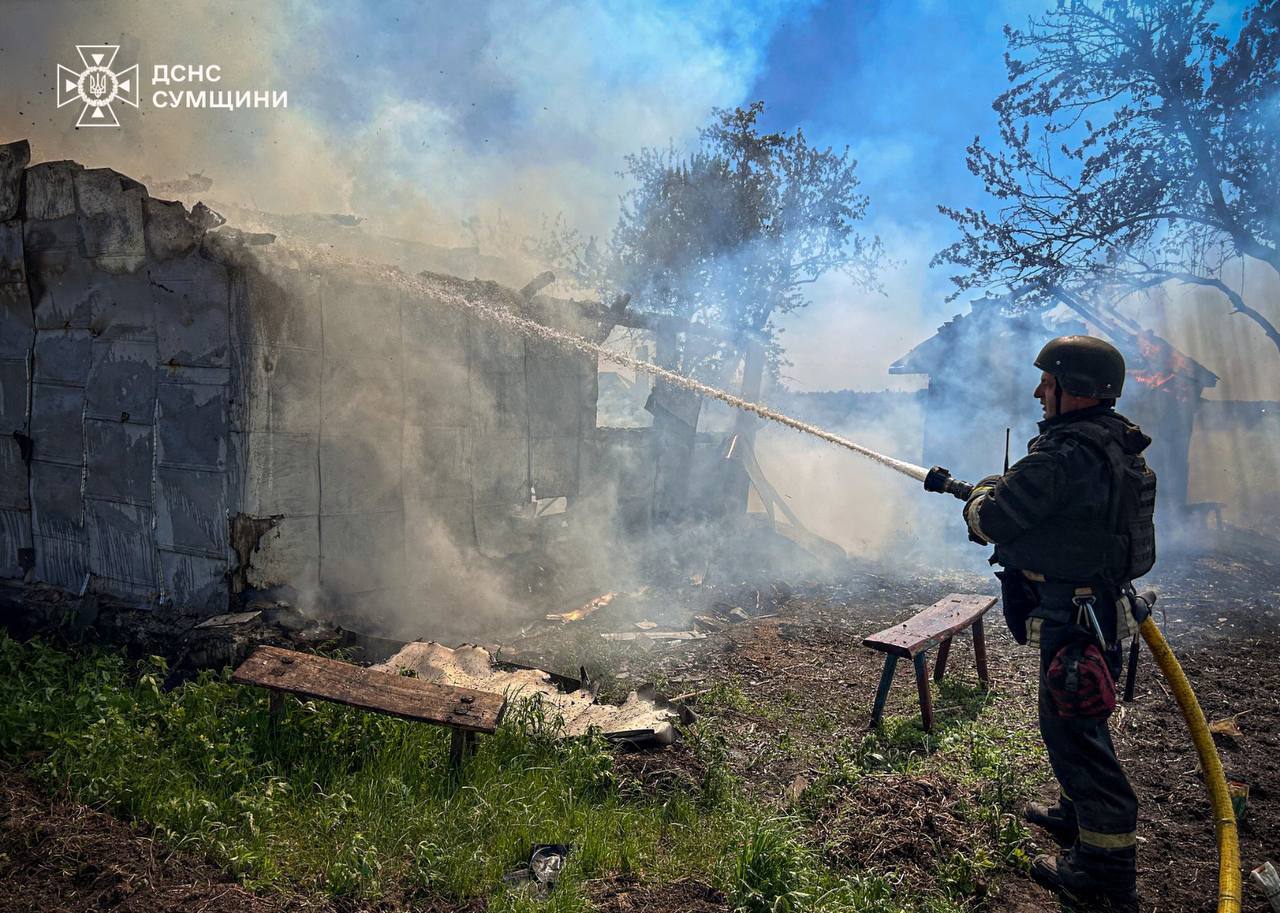 Весь день ворог атакує Сумщину: рятувальники ліквідували пожежі